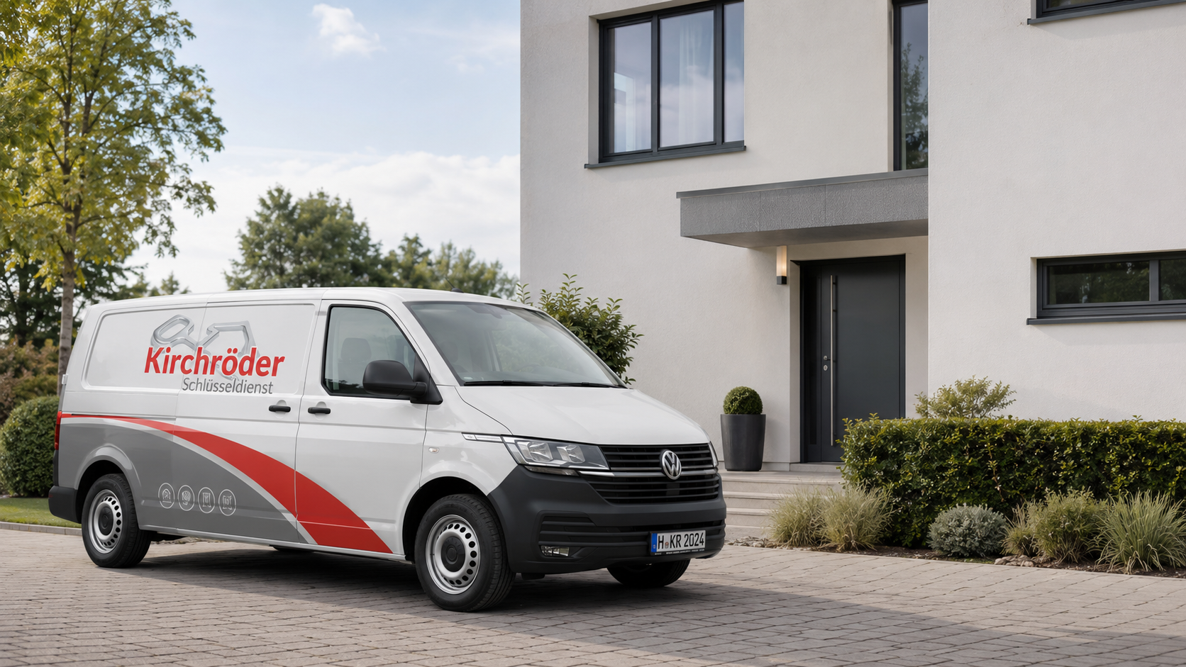Servicefahrzeug des Kirchröder Schlüsseldienstes vor einem modernen Wohnhaus